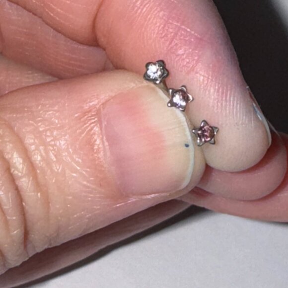 20 Gauge Purple Star Shaped Nose Rings - Picture 15 of 16